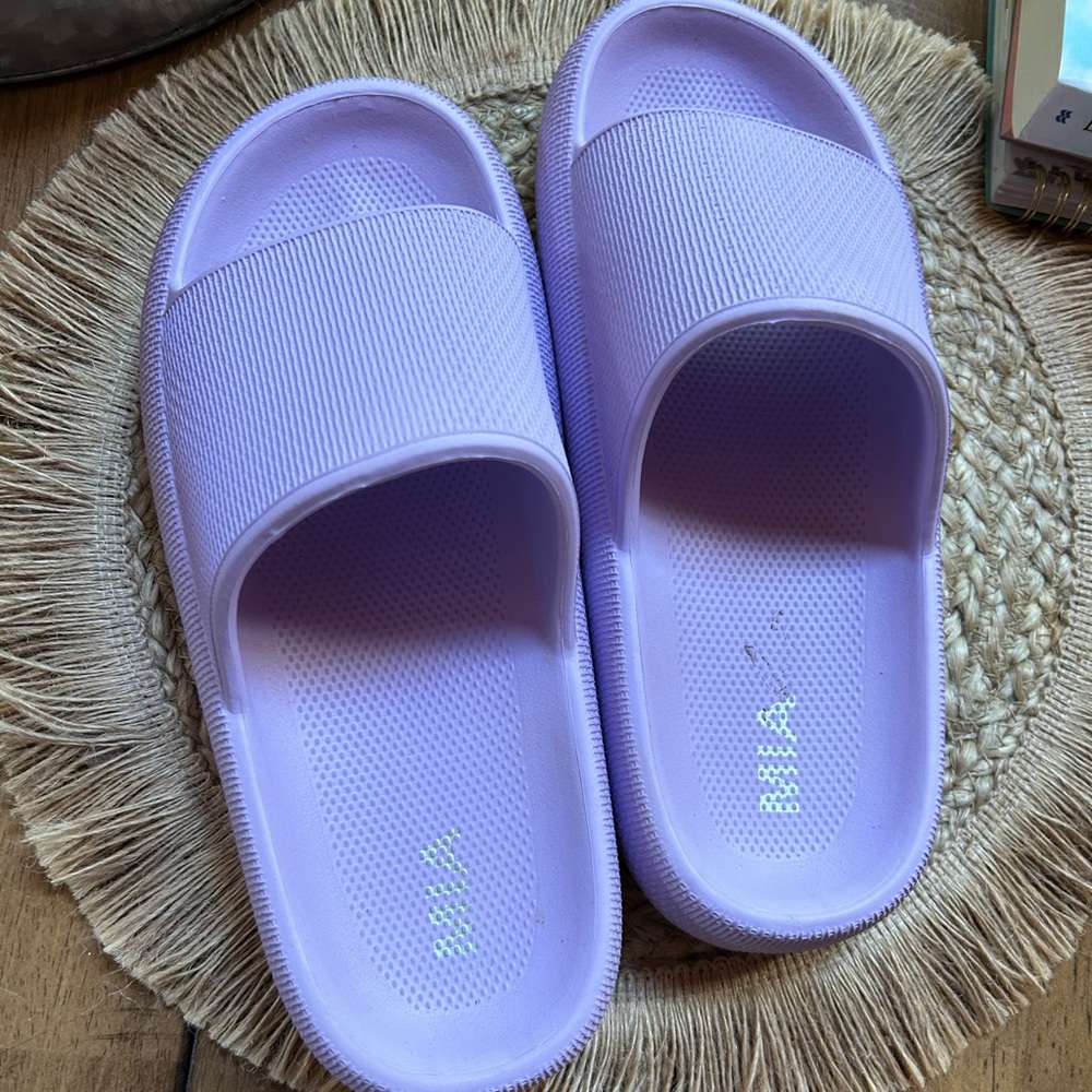 MIA comfort Slides size 9